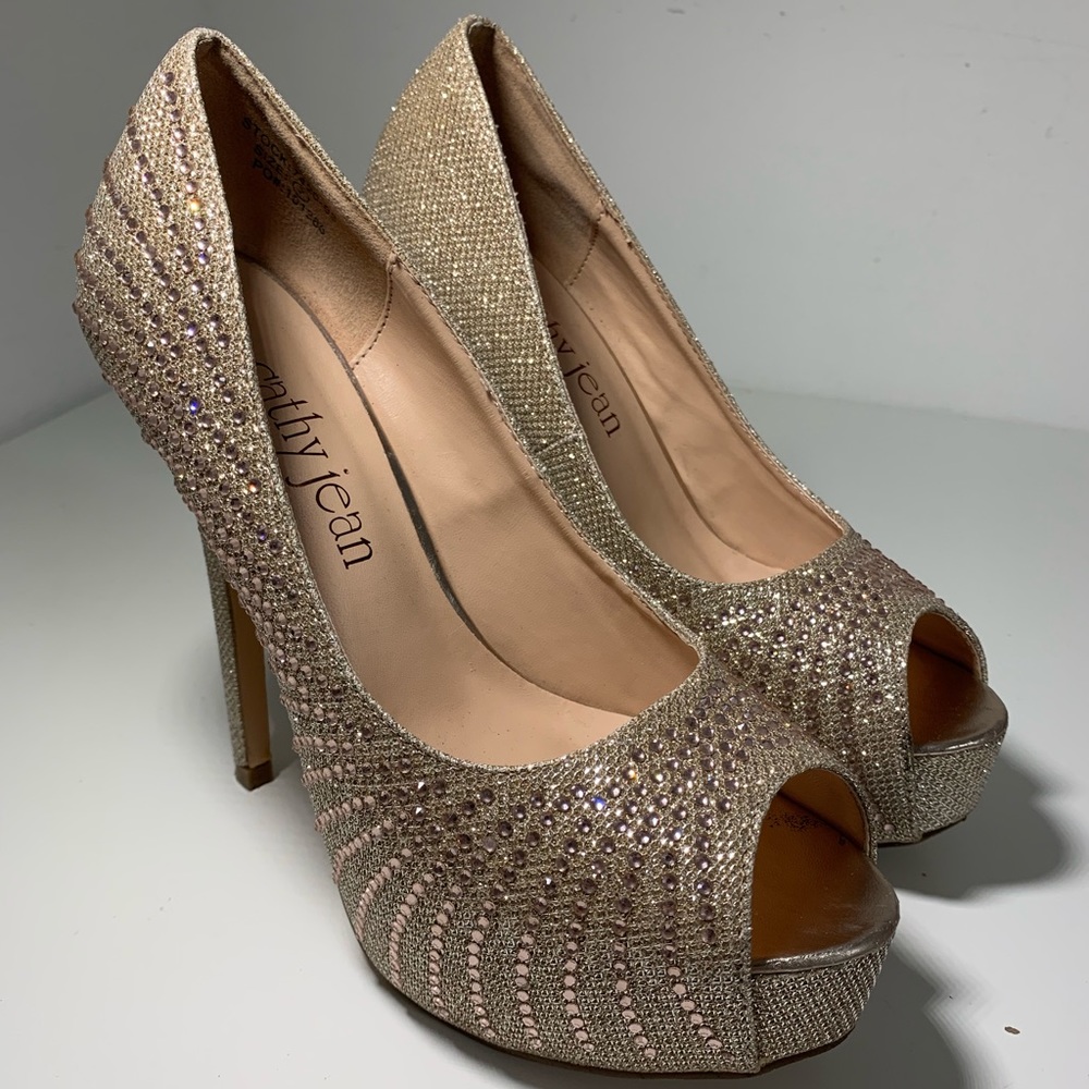 Nude pumps
